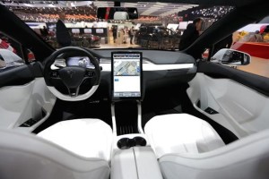 Автомобили Tesla пока не оборудованы системой CarPlay