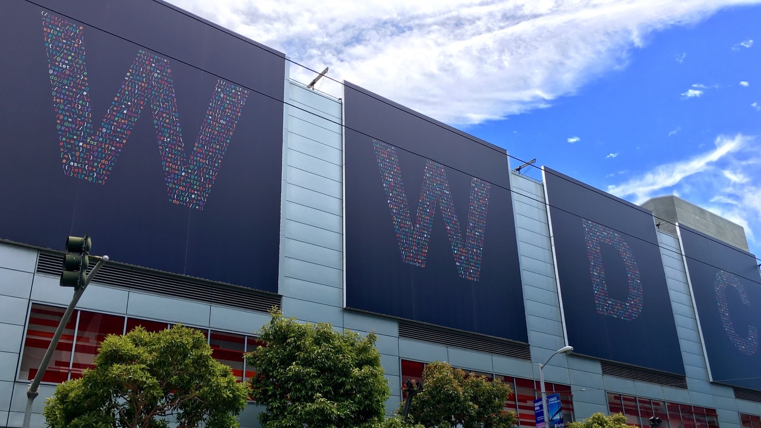 Apple украсила места проведения WWDC 2016 и готова принять гостей
