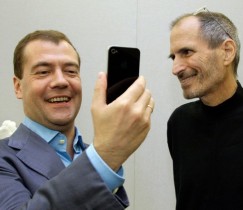 Дмитрий Медведев изменил своей любви к Apple