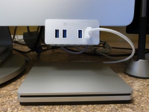 Аккуратный и удобный USB-хаб для iMac